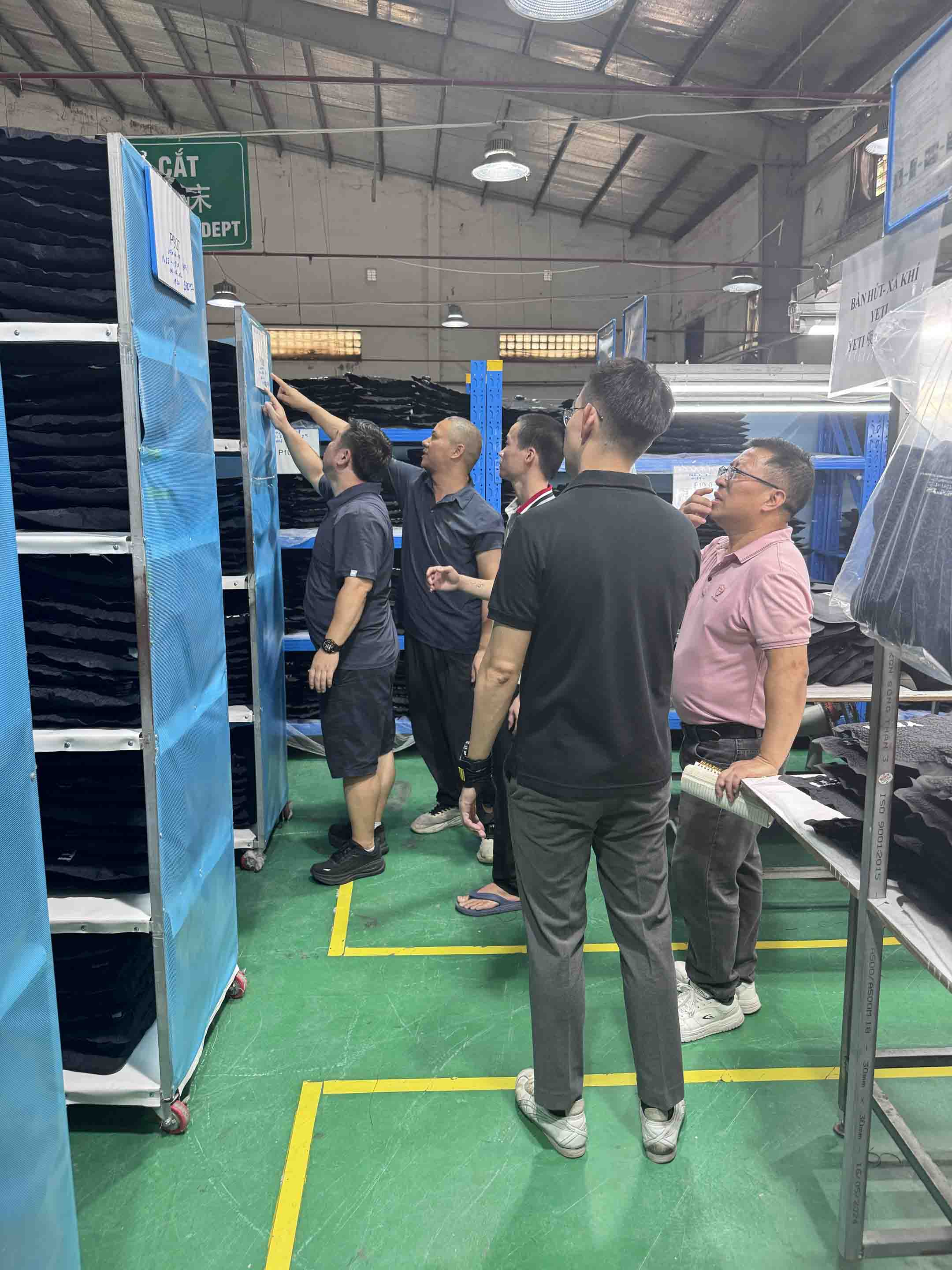 YETI သည် Sealock ၏ Vietnam Facility သို့ Soft Cooler Bag ထုတ်လုပ်မှုကို ပြန်လည်သုံးသပ်ရန် သွားရောက်ခဲ့သည်။