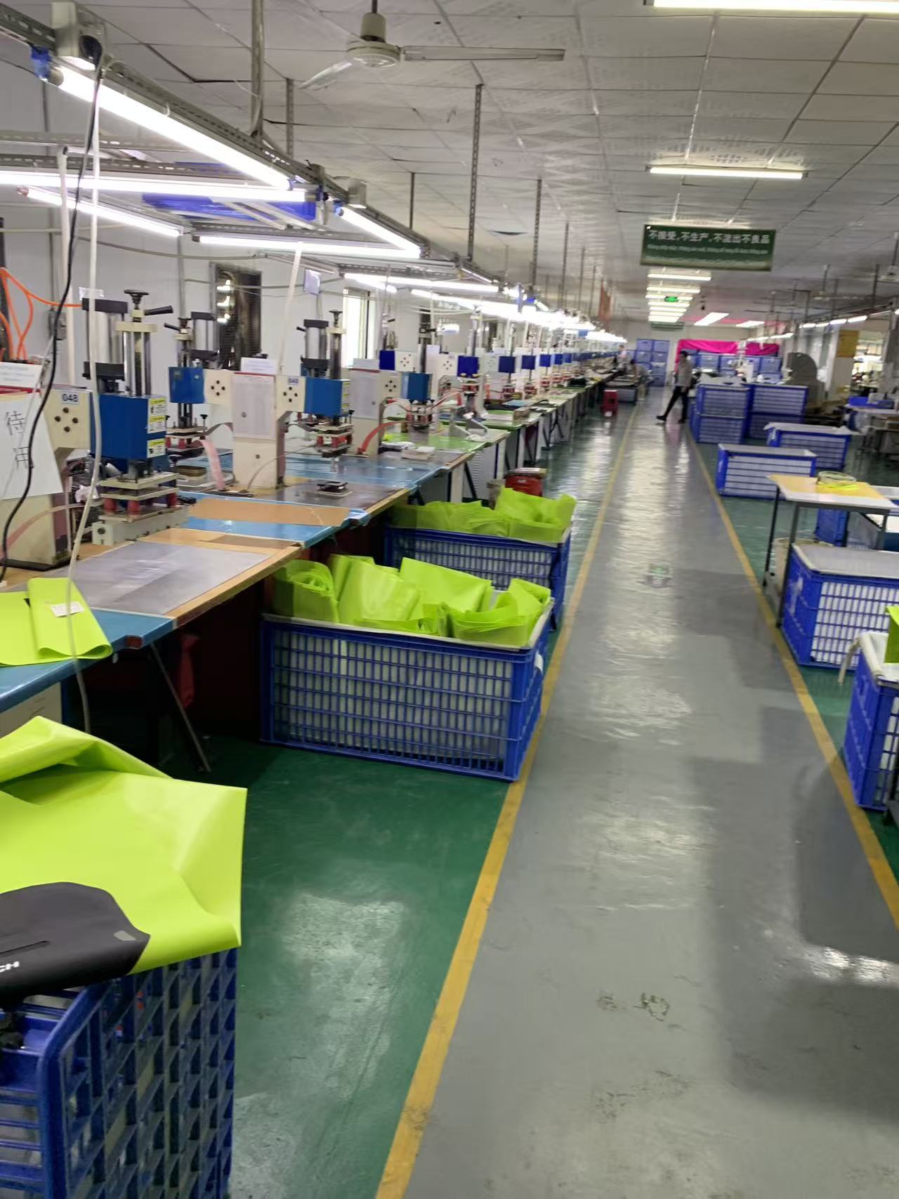 ထုတ်လုပ်မှုလည်ပတ်မှုအတွင်း- Sealock တွင် Hi-Vis ရေစိုခံမော်တော်ဆိုင်ကယ်အိတ်ကို တည်ဆောက်ပုံ