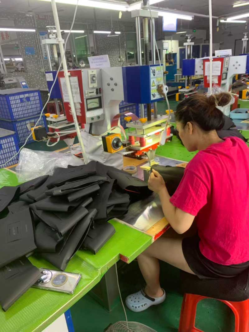 ကျောပိုးအိတ်တစ်ခုသည် ကျောပိုးအိတ်မဖြစ်မီ အစိတ်အပိုင်းသုံးဆယ်ကို ဂဟေဆက်ထားသည်။